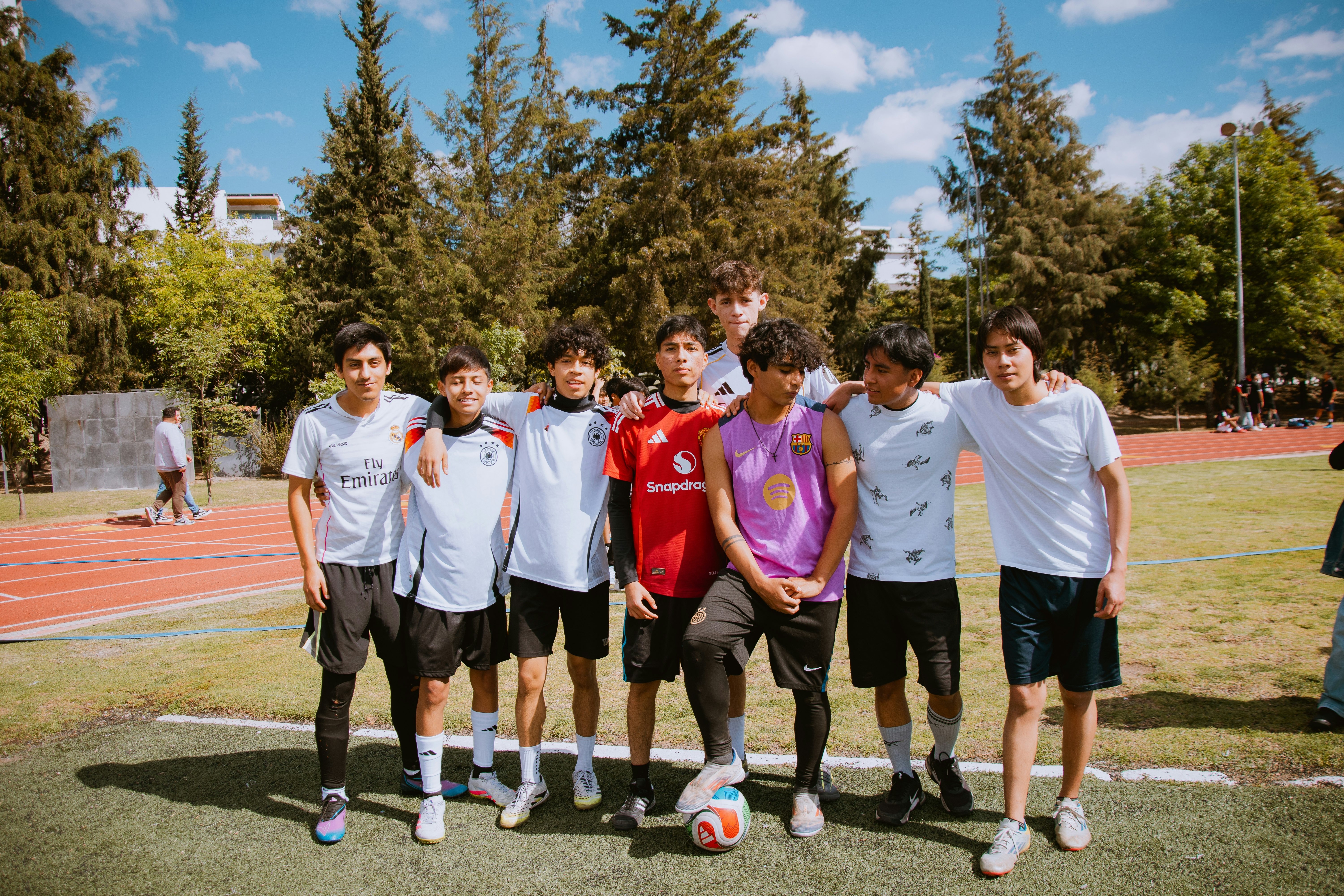 瓜迪奥拉：斯通斯无需手术但缺阵8-10周，鲍勃很快会重返训练场